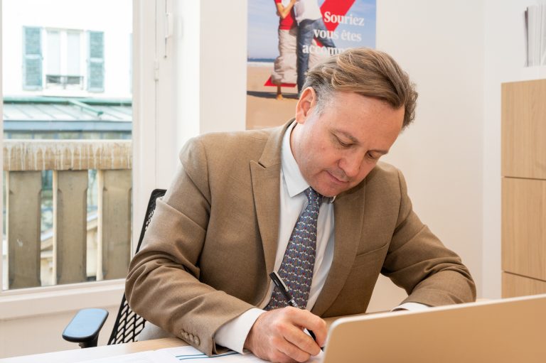 Pierre Winkel, Agent Général AXA Prévoyance & Patrimoine, dans son agence à Paris